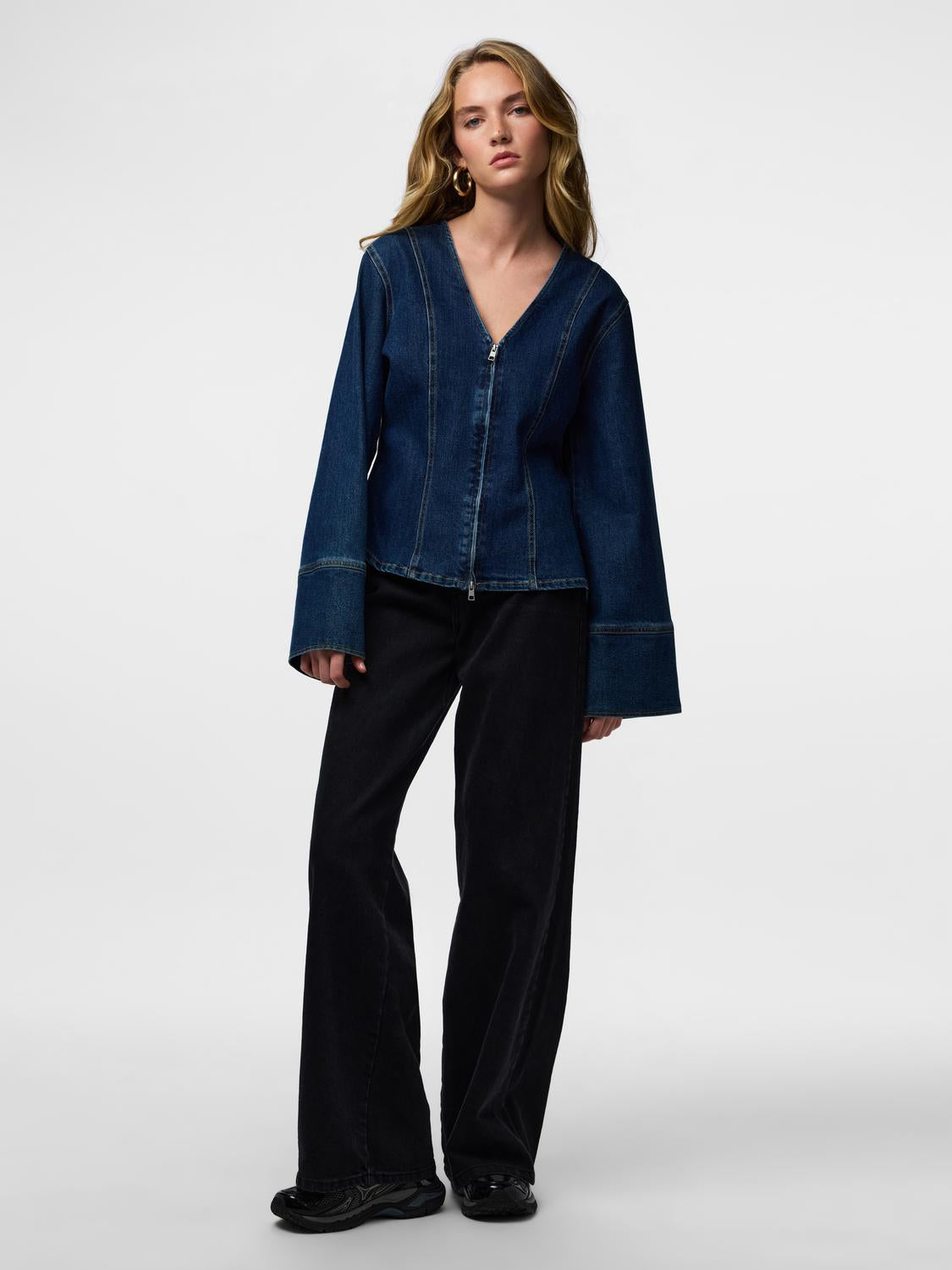 model_shot-front_full